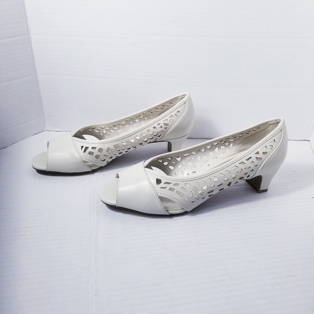 EASY STREET CREAMY WHITE HEELS SIZE 8.5 WIDE - Picture 6 of 15